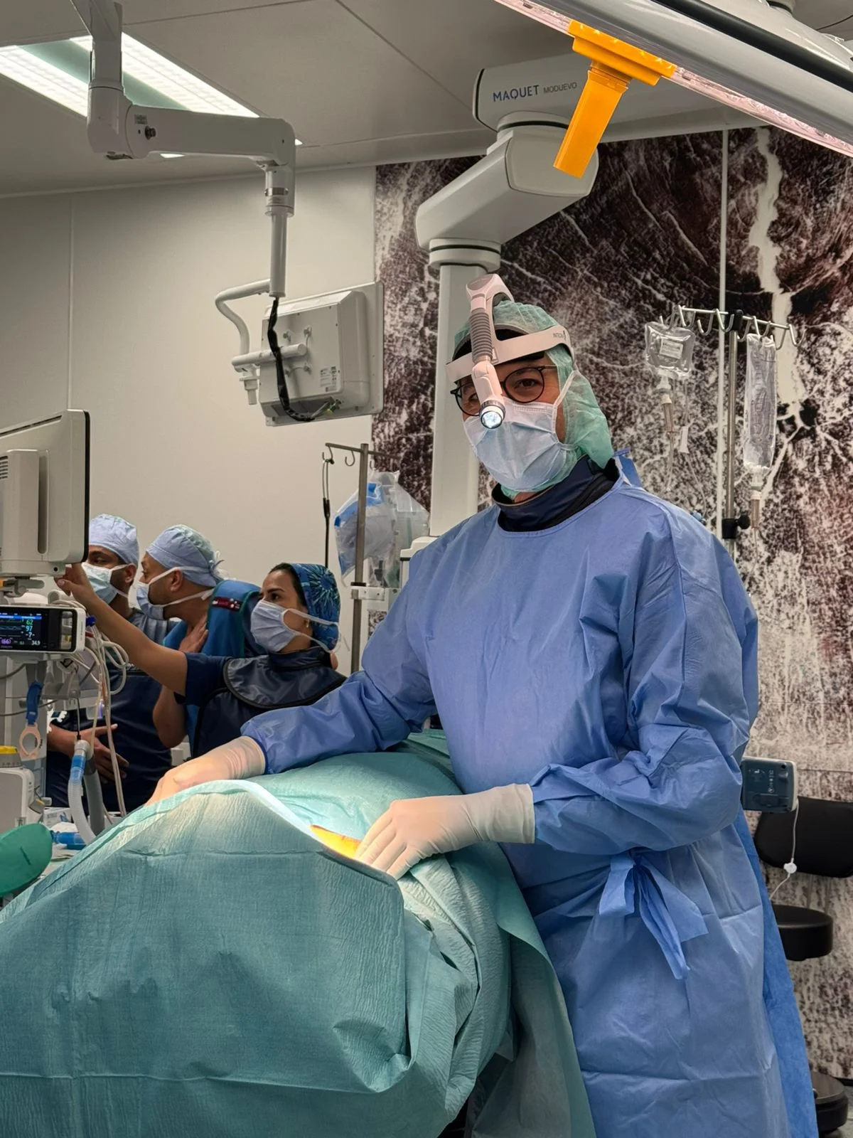 Prof. Dr. Nicolai El Hindy in the operating room