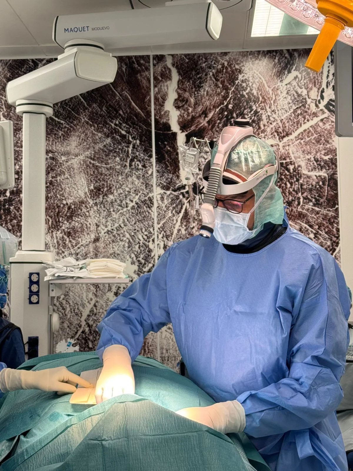 Prof. Dr. Nicolai El Hindy during spine surgery