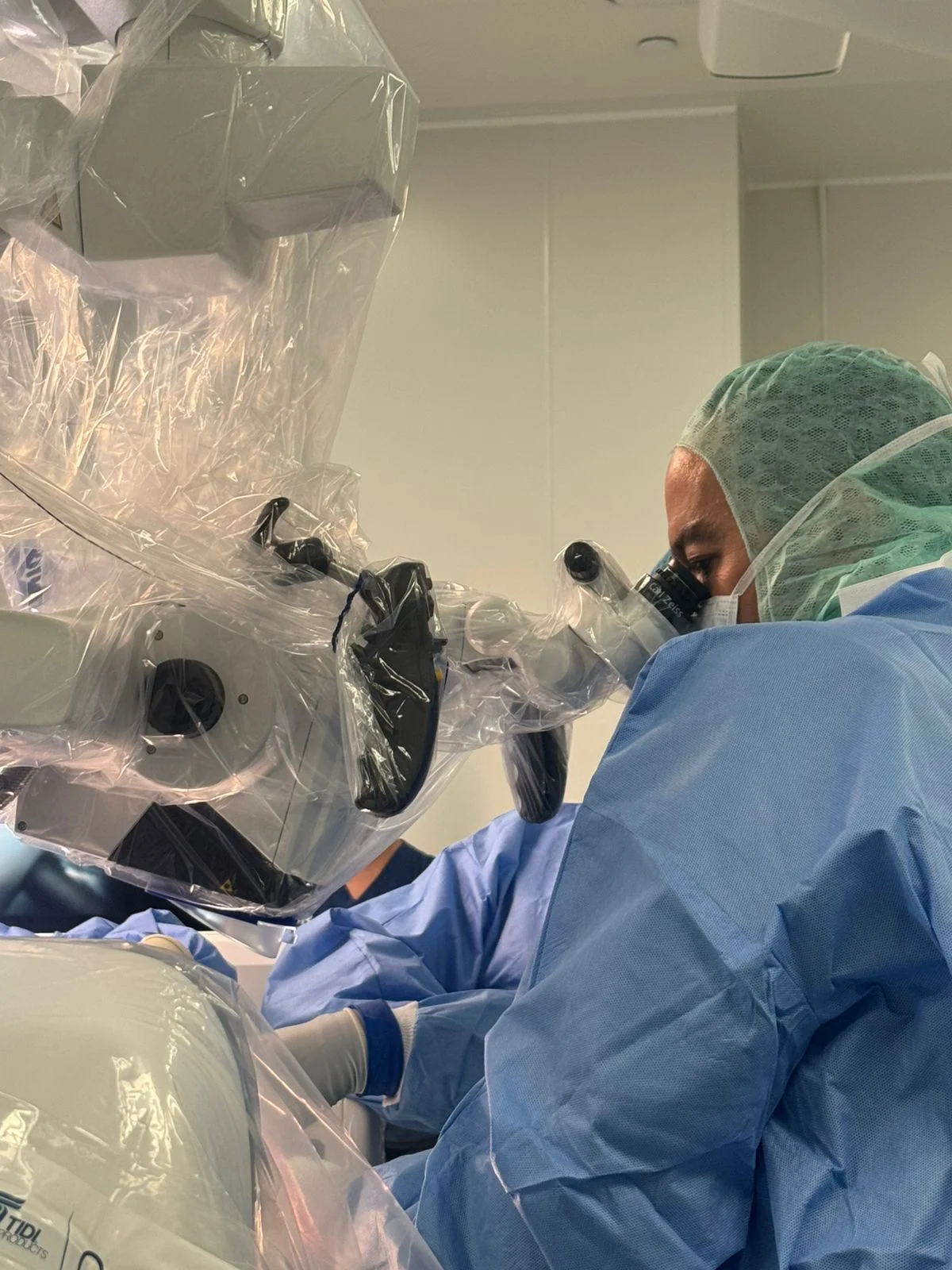 Prof. Dr. Nicolai El Hindy with surgical team